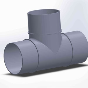 Pode incluir: Um acessório de tubo de plástico cinzento com três aberturas, em forma de T. A abertura superior é ligeiramente menor do que as duas aberturas laterais.