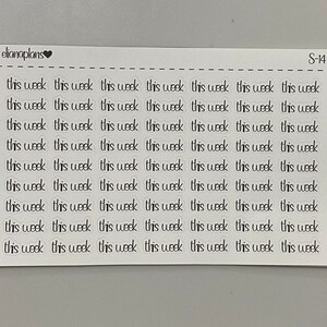 Könnte beinhalten: Ein Blatt mit transparenten Aufklebern, auf denen der Satz "this week" mehrmals in schwarzer Kursivschrift steht. Die Aufkleber sind in einem Raster auf weißem Hintergrund angeordnet. Die Texte "elianaplans" und "S-14" sind in der oberen linken und oberen rechten Ecke des Blattes sichtbar.