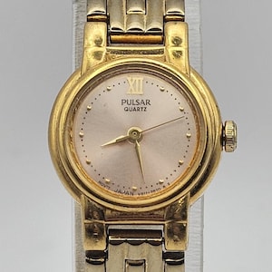 Bellissimo orologio da donna Pulsar by Seiko color oro, quadrante rosa e bracciale in acciaio inossidabile. Batteria nuova, funziona, regalo per lei.