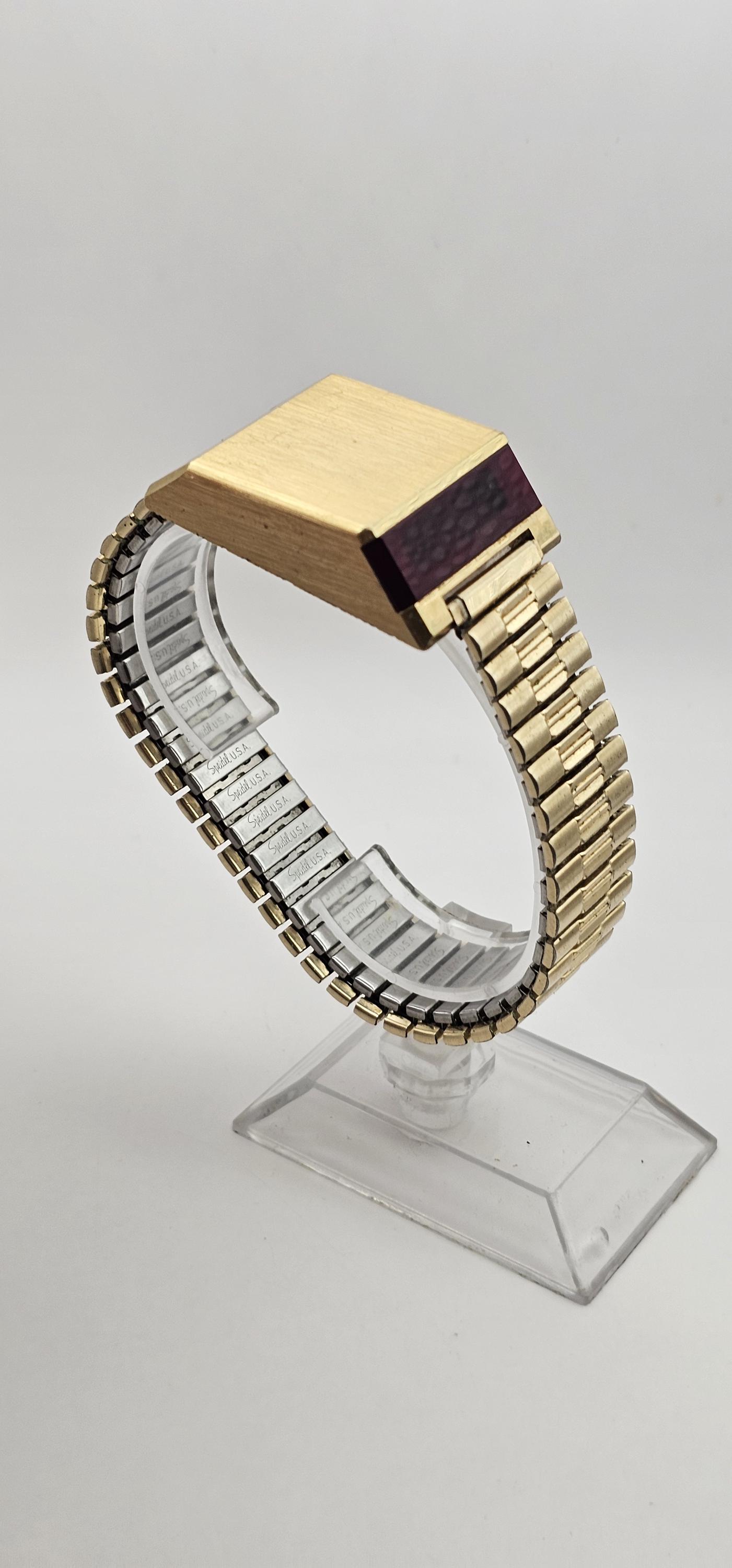 A Vintage Bulova Computron Men LED Gold Tone Quartz Digital 31mm Watch ...