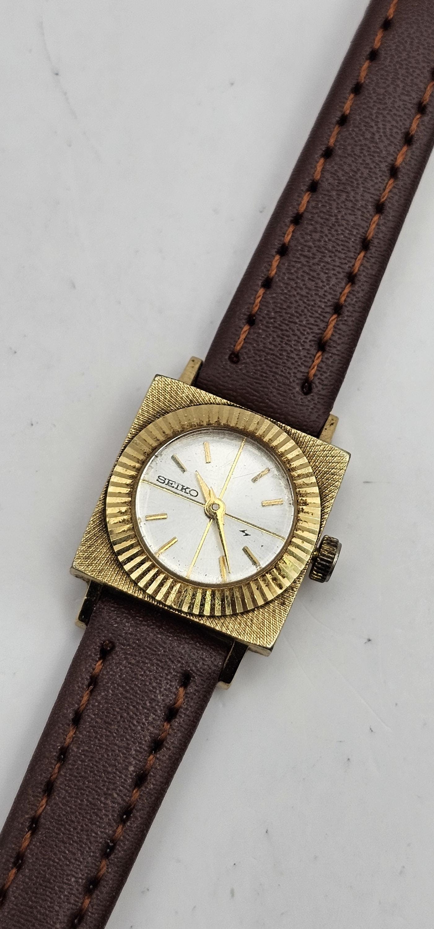 高質で安価 A Vintage Classic Ladies Seiko Square Face Wind up Watch 18 時計