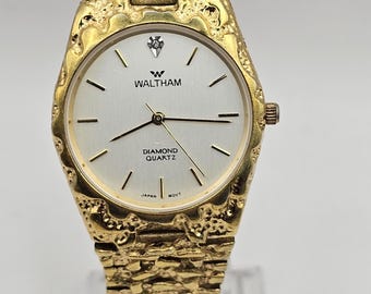 Relógio de pulso vintage Waltham Diamond Quartz com pulseira texturizada em tom dourado, funcionando com bateria nova. Ótimo presente para ela/ele.