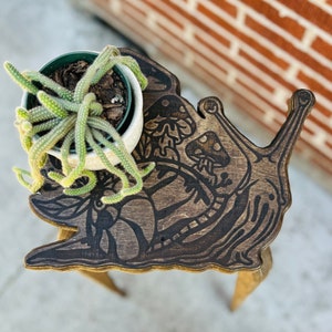 Slakkenstandaard, plantenstandaard, Larry de slak, plantenplank, plantendecor, bijzettafel, woonkamer, bijzettafeltje, plantenbak, cadeau voor plantenliefhebber,