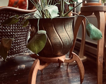 Alien plant stand, small plant stand, wood planter, indoor plant stool, shelf for plants, plant holder, Valentine’s gift for friend, plants