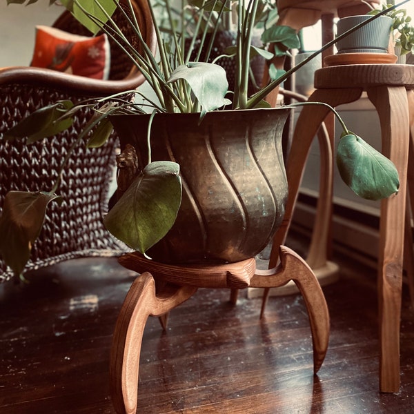 Alien plant stand, small plant stand, wood planter, indoor plant stool, shelf for plants, plant holder, Valentine’s gift for friend, plants