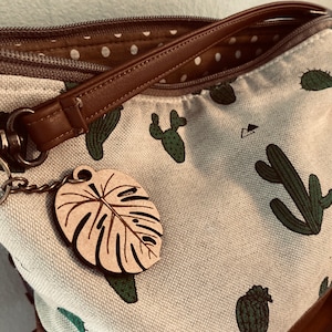 Monstera keychain, keychain, key accessory, plant accessories, key charm, gift for plant lover, key decoration, wood keychain, plants,