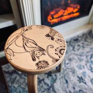 Vleermuis gegraveerde plantenstandaard, kamerplantstandaard, plantenkruk, verjaardagscadeau voor vriend, vleermuisdecor, kamerplanter, houten plantenstandaard, planten