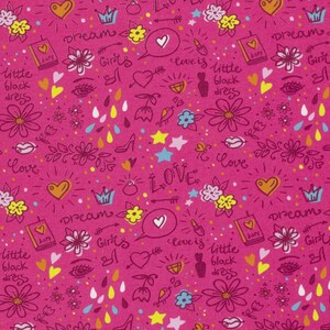 Könnte beinhalten: Ein rosa Hintergrund mit einem sich wiederholenden Muster aus Herzen, Blumen, Sternen, Kronen, Lippen, Regentropfen und anderen Kritzeleien. Der Text "love", "dream", "girls", "little black dress" und "diary" erscheint im gesamten Muster.