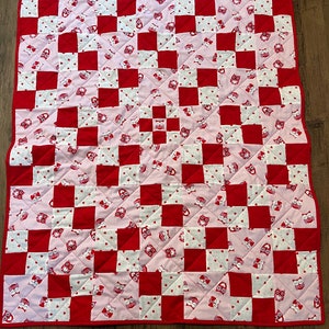 Valentijnsuilen voelen zich helemaal thuis op deze leuke quilt met hartjes en rode kiezelprint. Geweldig voor alle leeftijden en een perfect valentijnscadeau.