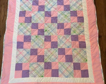 Roze en pastelkleurige geruite quilt: deken met dubbele rand