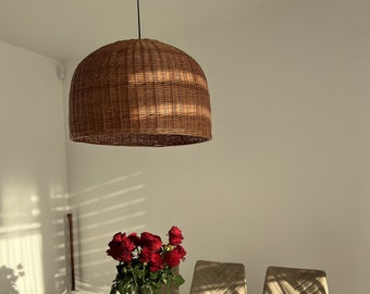Milieuvriendelijke ronde plafondlampenkap, minimalistische hanglamp van rotan, ideaal als housewarmingcadeau.