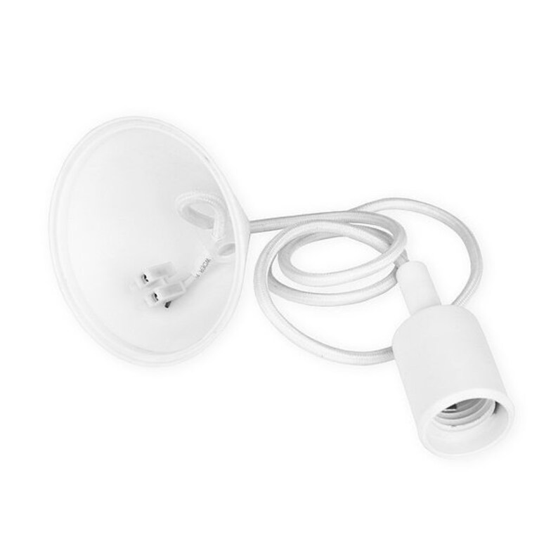 Puede incluir: Una l&aacute;mpara de techo blanca con un cable blanco y un casquillo blanco. La l&aacute;mpara tiene una base redonda y plana y un cable blanco que se conecta a un casquillo blanco.