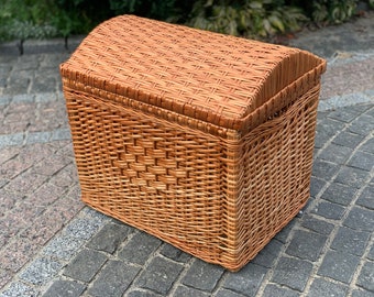 Handwoven Wicker Storage Chest with Lid: Rustic Home Decor