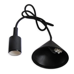 Puede incluir: Una l&aacute;mpara colgante negra con un cable negro y una pantalla c&oacute;nica negra. La pantalla tiene un conector de cable blanco.