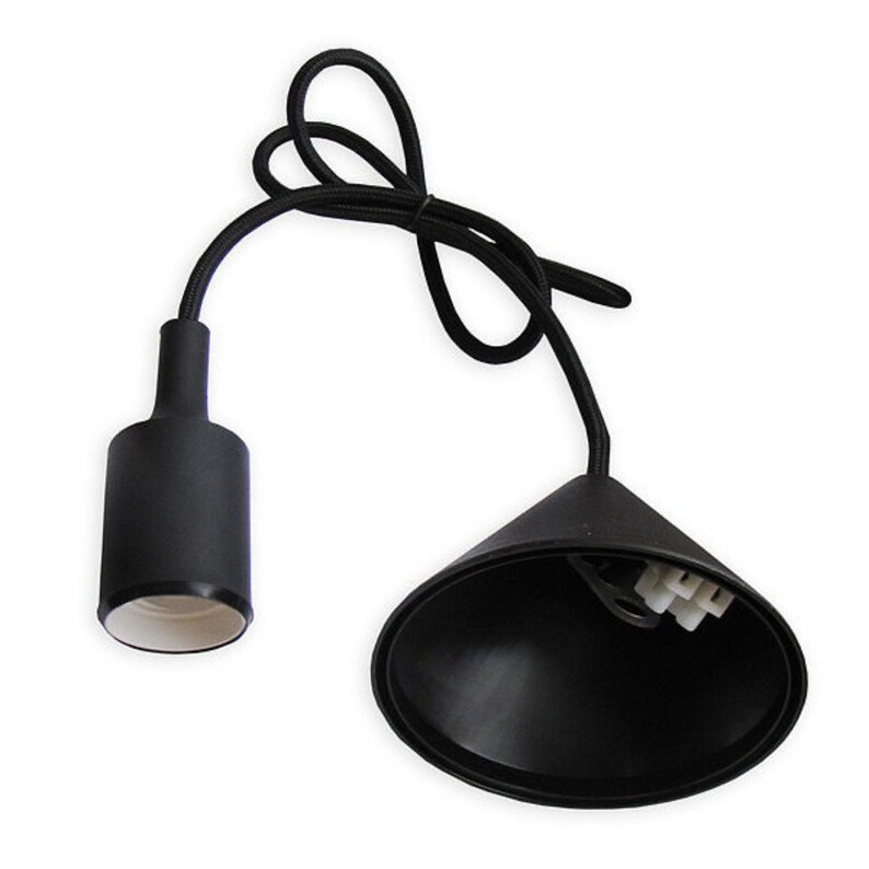 Puede incluir: Una l&aacute;mpara colgante negra con un cable negro y una pantalla c&oacute;nica negra. La pantalla tiene un conector de cable blanco.
