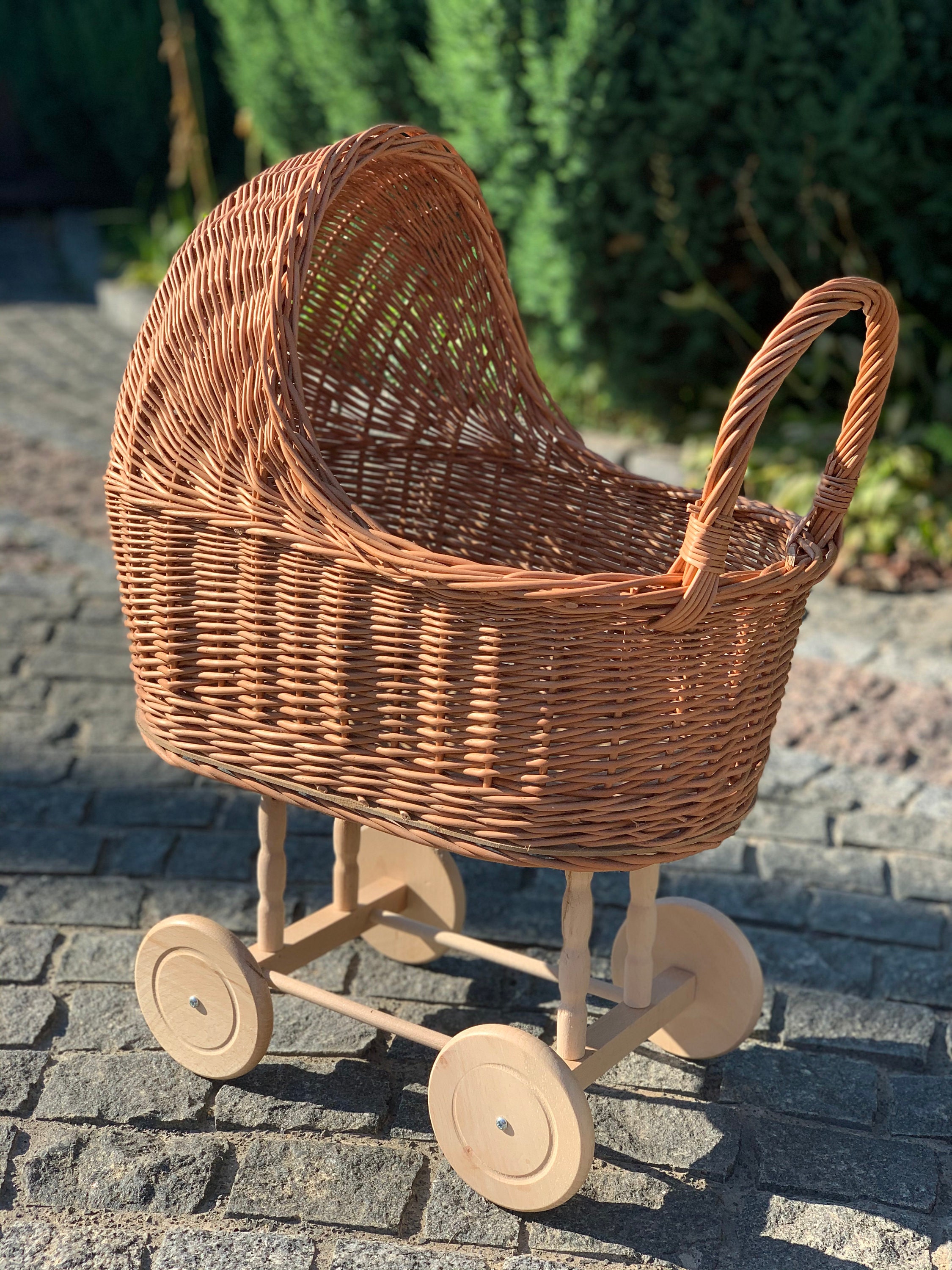 籐製の人形用ベビーカー、木製の人形用乳母車、手作りのレトロな