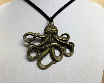 Pendentif octopus en bronze sur un faux collier en daim, Kraken, Créature de la mer, Marine, Marin, Tentacules, Charme, Grand, Bijoux,