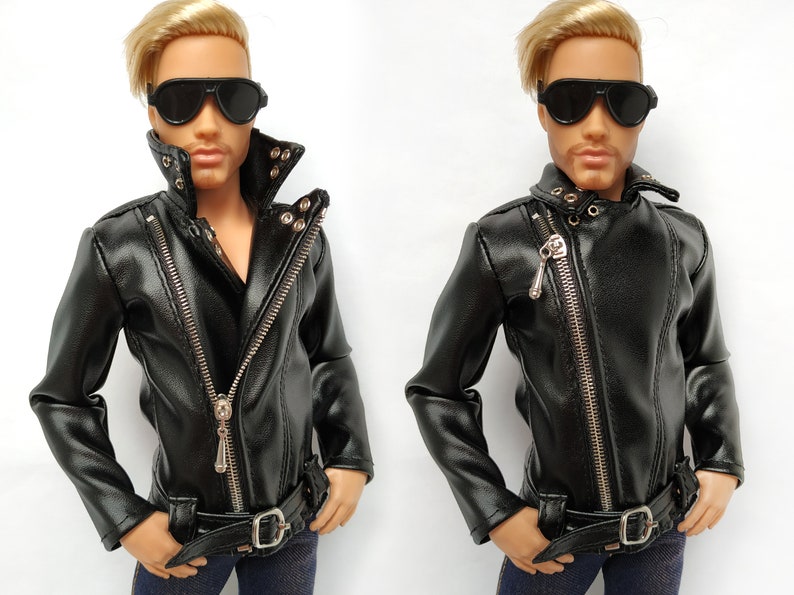 K&ouml;nnte beinhalten: Schwarze Lederjacke mit Rei&szlig;verschluss und silbernen Beschl&auml;gen. Die Jacke hat einen Stehkragen und einen G&uuml;rtel an der Taille.