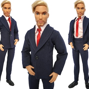 Peut inclure: Trois poupées de mode portant des costumes bleu marine avec des cravates rouges. Les poupées ont les cheveux blonds et sont debout en rang.