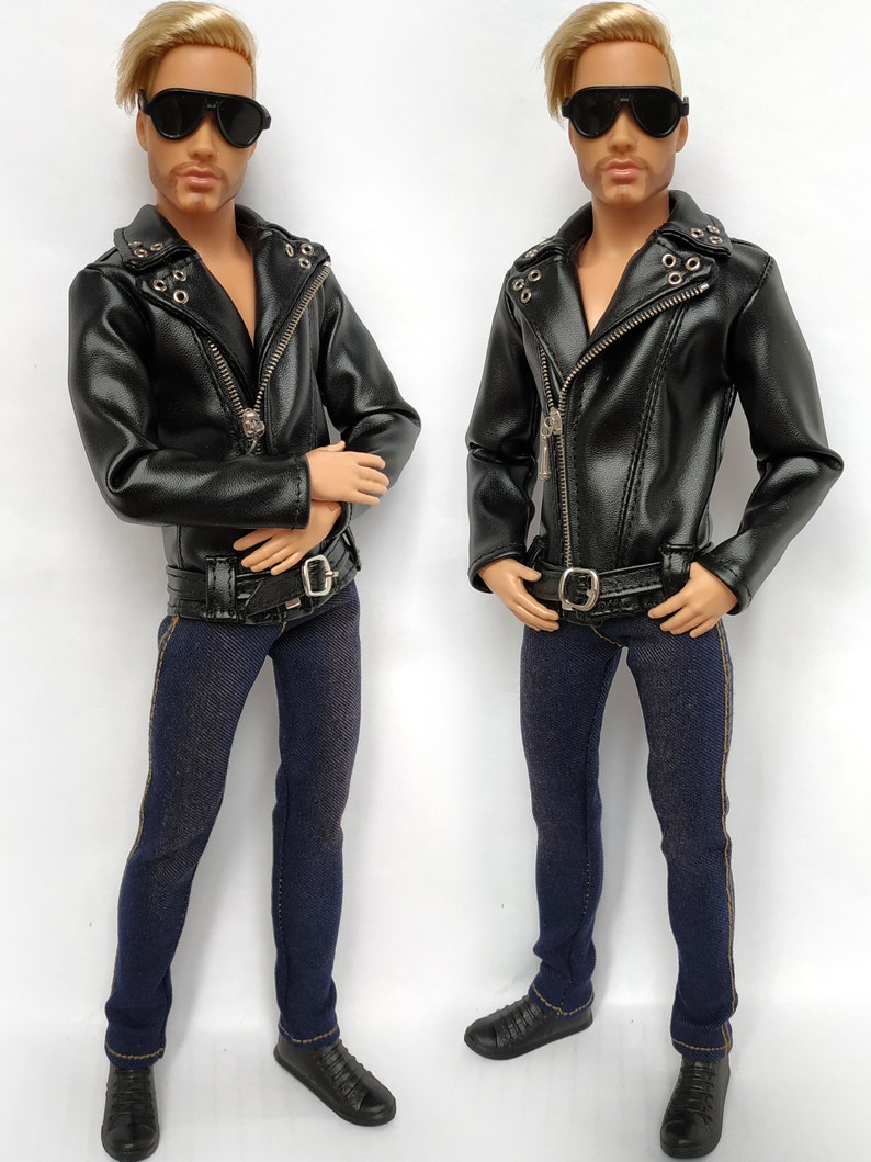 K&ouml;nnte beinhalten: Zwei Puppen tragen schwarze Lederjacken mit silbernen Rei&szlig;verschl&uuml;ssen und Nieten, blaue Jeans und schwarze Turnschuhe. Beide Puppen tragen Sonnenbrillen.