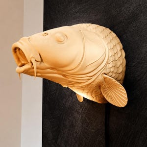 Väggmontering med karpfiskhuvud, dekoration av skulpterad fisktrofé, realistisk skulptur av sötvattensfisk, present till sportfiskare, väggbonad med stuga