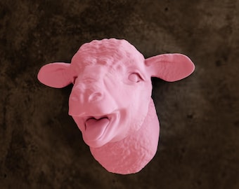 Puede incluir: Una escultura de cabeza de oveja rosa con la boca abierta y la lengua fuera. La escultura está montada en una pared marrón.