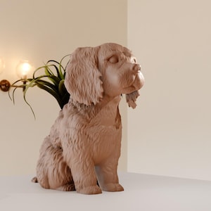 Puede incluir: Un macetero de cerámica marrón con forma de perro con una superficie texturizada. El perro está sentado con la cabeza inclinada hacia arriba y la boca ligeramente abierta. El macetero está vacío.