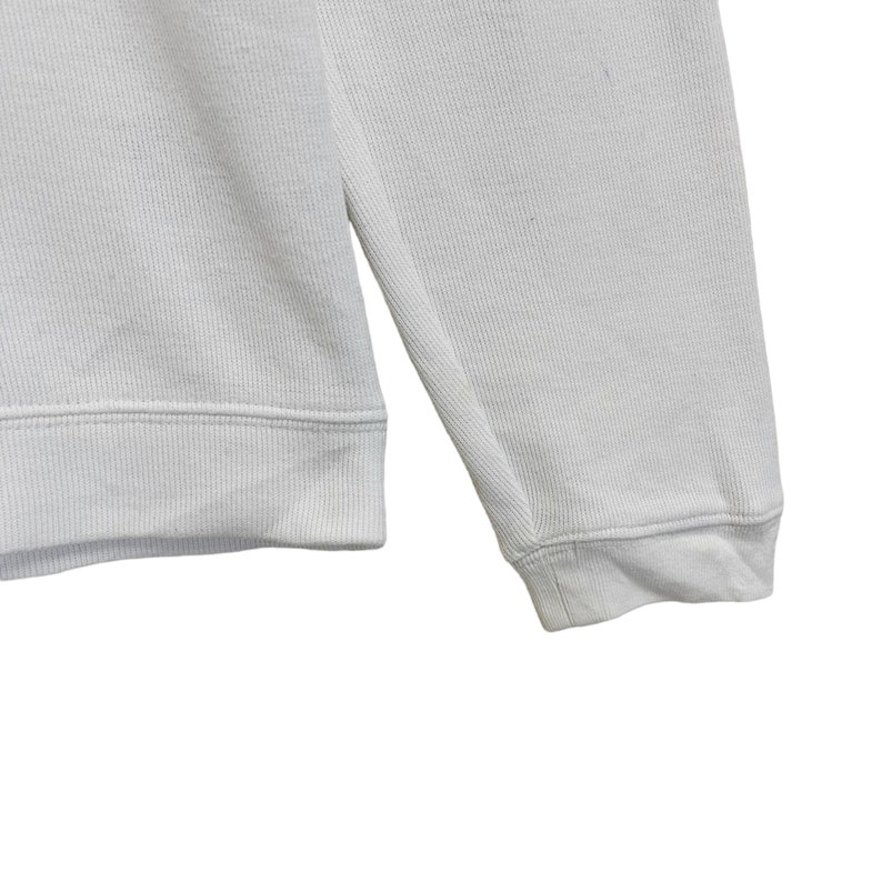 Pu&ograve; includere: Maglione bianco a maniche lunghe con tessuto a costine.