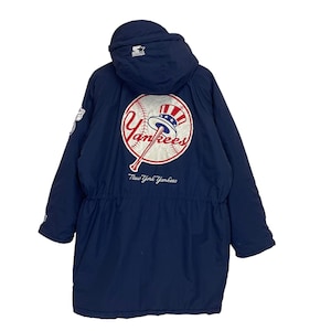 Può includere: Giacca con cappuccio blu navy con il logo dei New York Yankees sul retro. Il logo è una palla da baseball con la scritta rossa "Yankees", un cappello patriottico e il testo "New York Yankees". La giacca ha una vita regolabile e il logo Starter.