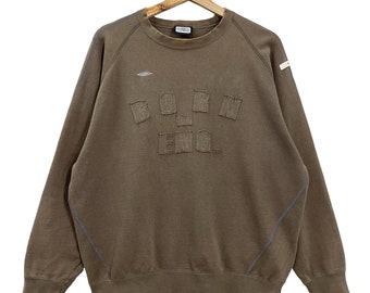 ¡Elige! Sudadera vintage Umbro con cuello redondo y logo grande. Sudadera Umbro. Sudadera Umbro Born In England con cuello redondo, talla M.