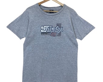 ¡Excepcional! Camiseta vintage Stussy Worldwide Operation Big Logo de los años 90. Camiseta Stussy. Camiseta Stussy con cuello redondo y estampado de gran logo. Talla M.
