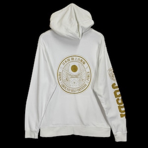 Puede incluir: Sudadera con capucha blanca con un logotipo bordado en dorado en la espalda que dice "Japan Ground Self-Defense Force" en japonés e inglés. La manga derecha tiene un logotipo bordado en dorado que dice "JGSDF".