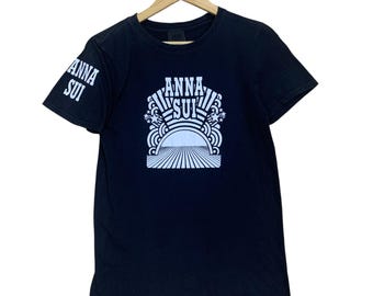 ¡Elige! Camiseta de manga corta con logo grande de Anna Sui. Camiseta de manga corta de Anna Sui, talla pequeña.