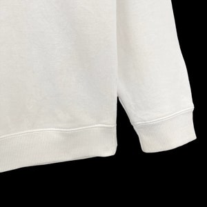 K&ouml;nnte beinhalten: Wei&szlig;er Langarm-Sweatshirt mit gerippten B&uuml;ndchen und Saum.
