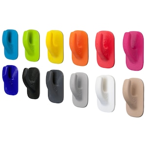 Könnte beinhalten: Elf Wandhaken in verschiedenen Farben: Blau, Grün, Gelb, Orange, Rot, Pink, Schwarz, Grau, Weiß und Beige. Jeder Haken hat ein gebogenes Design und eine rechteckige Basis.