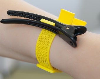 Hairdresser tool-band for sectioning-clips, for wrist or forearm