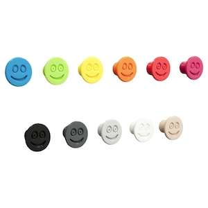 Op de afbeelding: Assortiment van 12 smiley-knoppen in verschillende kleuren, waaronder geel, blauw, rood, oranje, zwart, grijs, wit en beige.