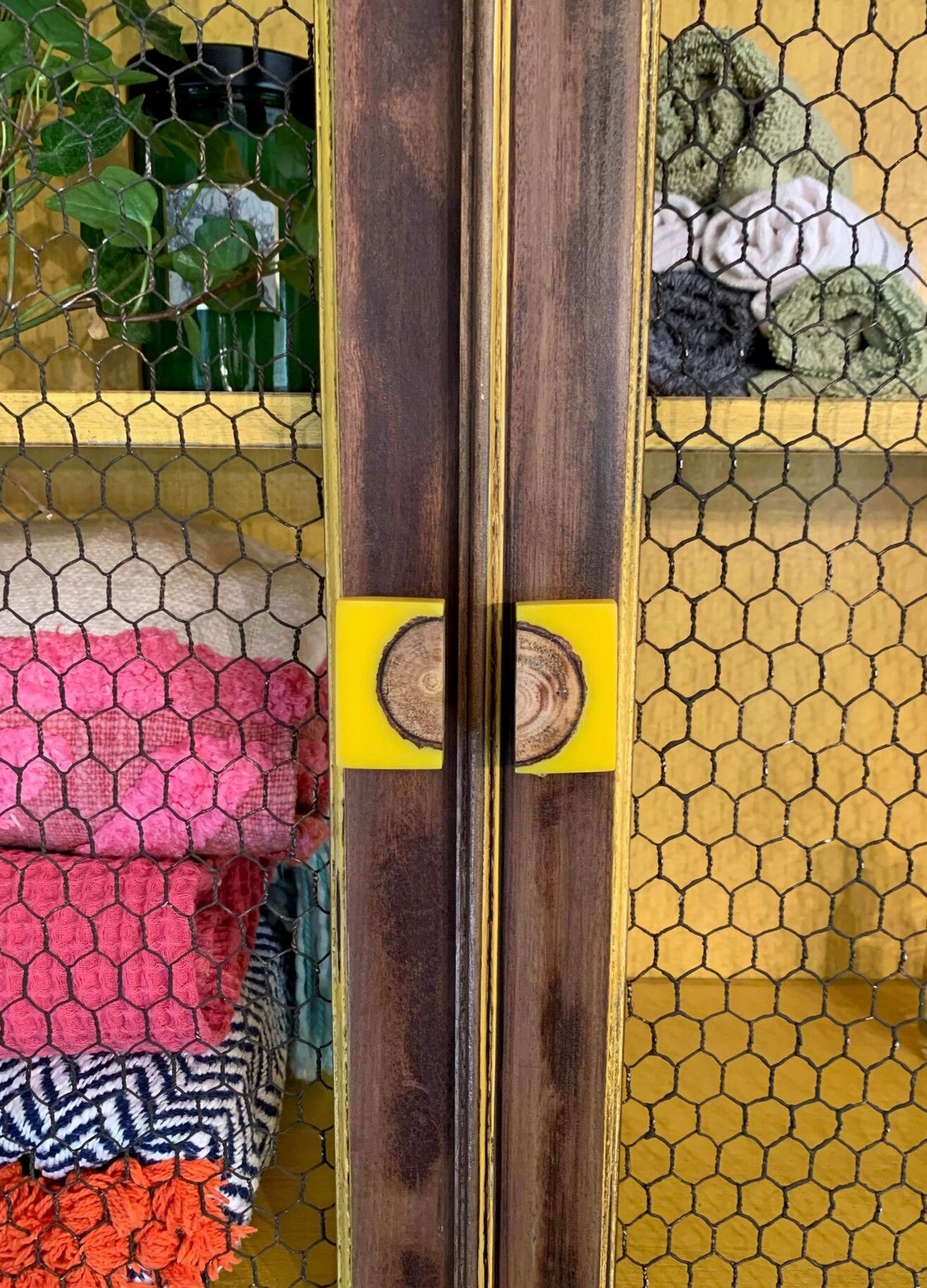 Armario de exhibición amarillo rústico pintado a mano reducido | Etsy