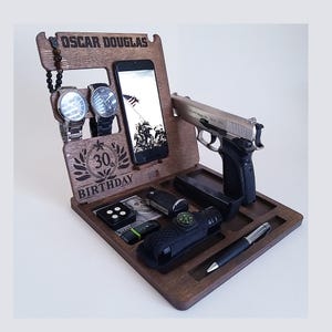 Estación de madera para teléfono – Organizador de llaves, billetera y reloj – Regalo para esposo, papá o esposa – Regalo de cumpleaños, graduación o jubilación (EE. UU.)