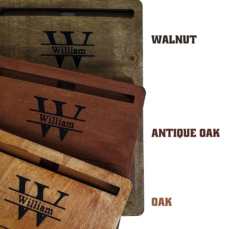 Op de afbeelding: Houten lapdesks in walnoot, antiek eiken en eiken afwerkingen. Elk bureau heeft een gepersonaliseerd ontwerp met de naam "William" en een gestileerde initiaal "W". De bureaus hebben een sleuf voor een tablet of telefoon.