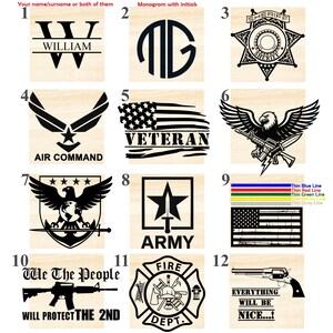 Op de afbeelding: Een verzameling houten platen met diverse ontwerpen. Ontwerpen omvatten een monogram, een sheriff-badge, een Amerikaanse vlag, een adelaar met een geweer en militaire emblemen. Sommige platen hebben tekst zoals "VETERAN" en "ARMY".