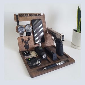 Weihnachtsgeschenk für Ihn - Personalisierte Holz-Docking-Station - Schreibtisch-Organizer für Papa, Ehemann, Freund - Urlaub Geschenkidee