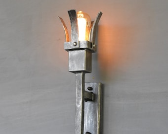 Middeleeuwse wandkandelaar,aan de muur gemonteerde zaklamp,smeedijzeren lamp