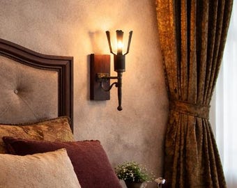 Aplique de pared de madera y hierro forjado a mano con forma de antorcha