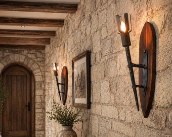 Aplique de pared rústico medieval / Lámpara de hierro forjado y madera hecha a mano / Iluminación gótica de castillo / Lámpara de pared de granja / Decoración vintage