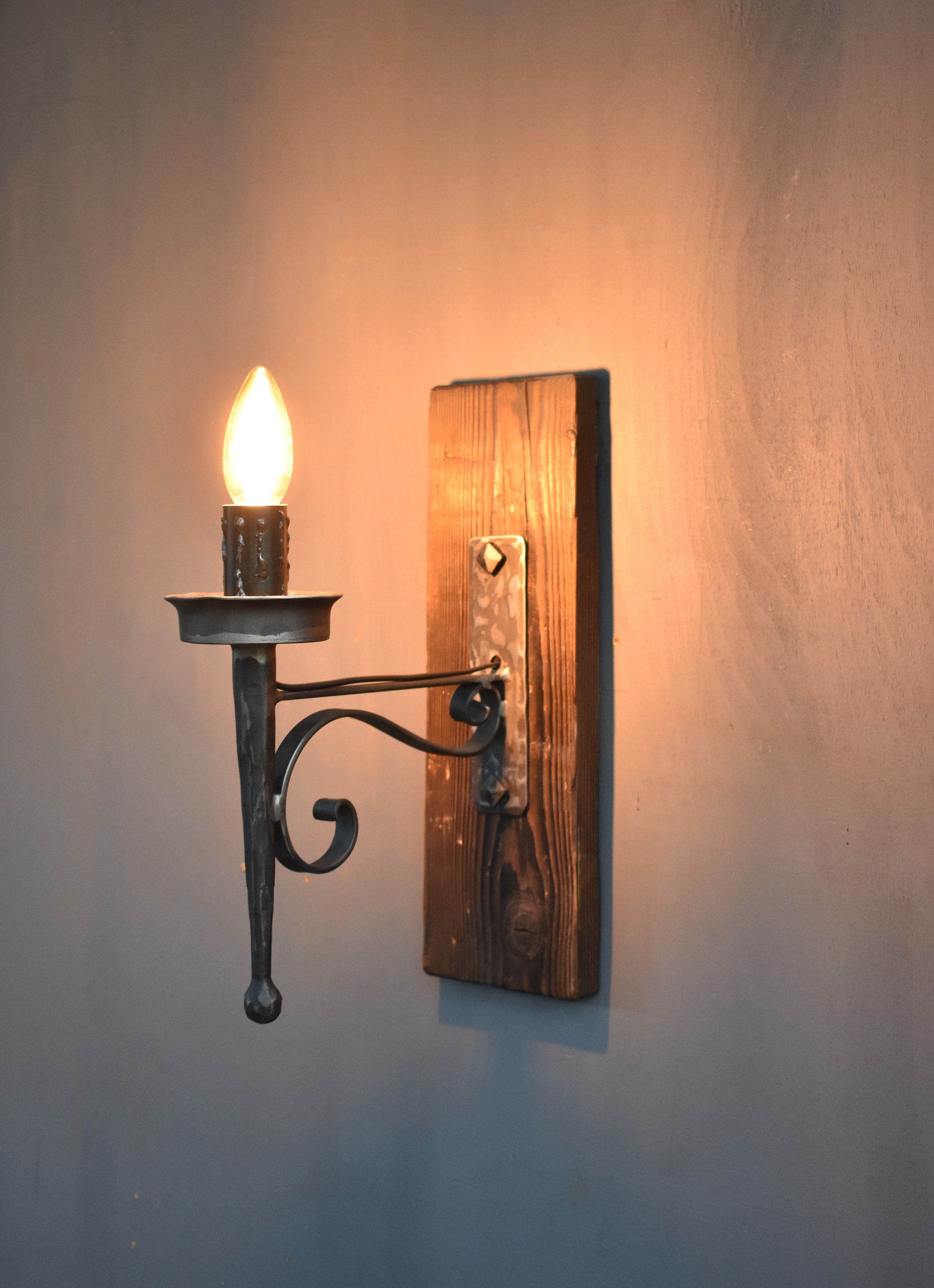 Applique da parete in ferro battuto forgiato – Lampada a torcia medievale fatta a mano - Italia