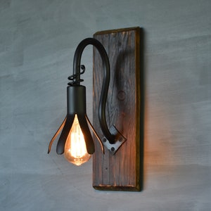 Aplique de pared rústico, luz de granja, aplique de madera carbonizada y hierro forjado,