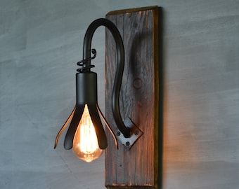 Rustieke wandkandelaar, boerderijlamp, verkoold hout en smeedijzeren blaker,