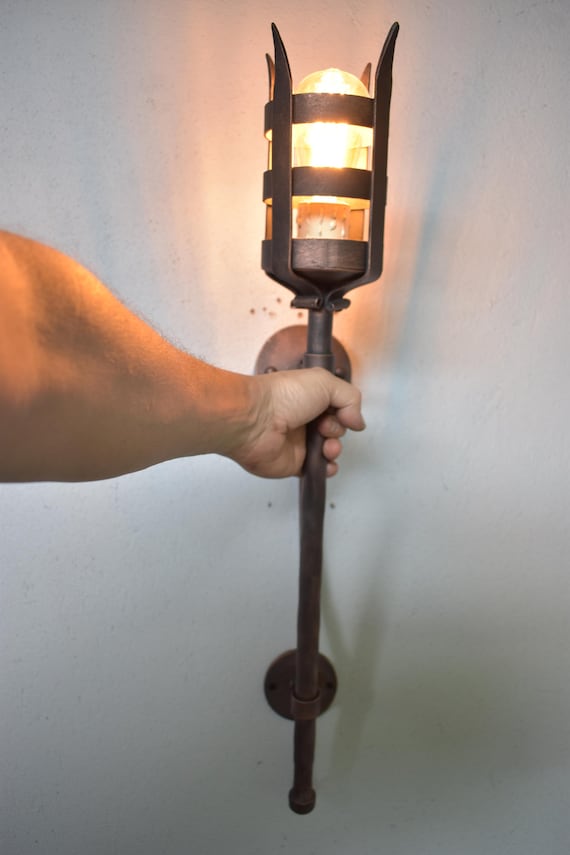 ANCIENNE APPLIQUE TORCHÈRE Flamfeau Fer forgé chateau Torche medieval Moyen Age EUR 320,00