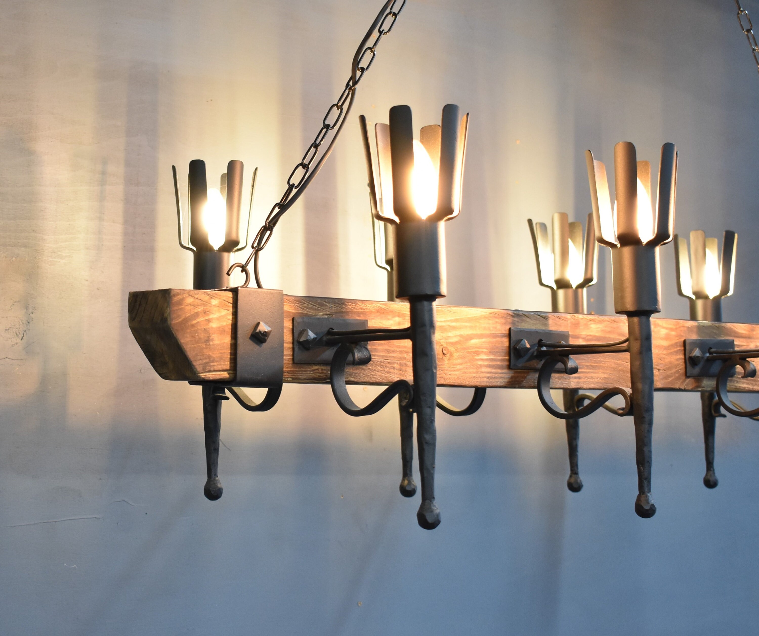 木製梁の素朴なシャンデリア、大型8灯シャンデリア、木製シャンデリア